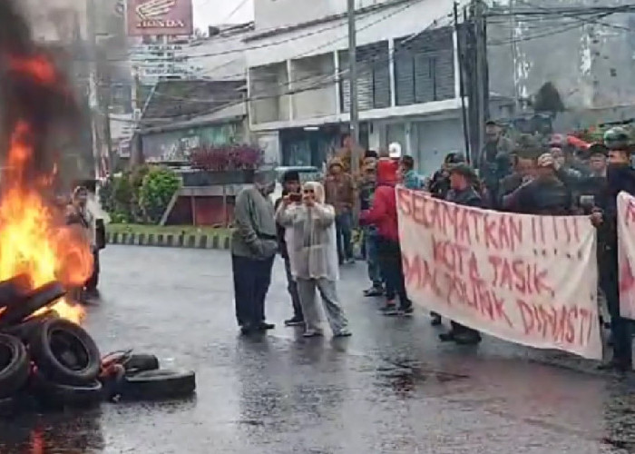 Rapat Pleno Rekapitulasi Suara Diwarnai Aksi Unjuk Rasa, Pilkada Kota Tasikmalaya Dinilai Cacat Hukum