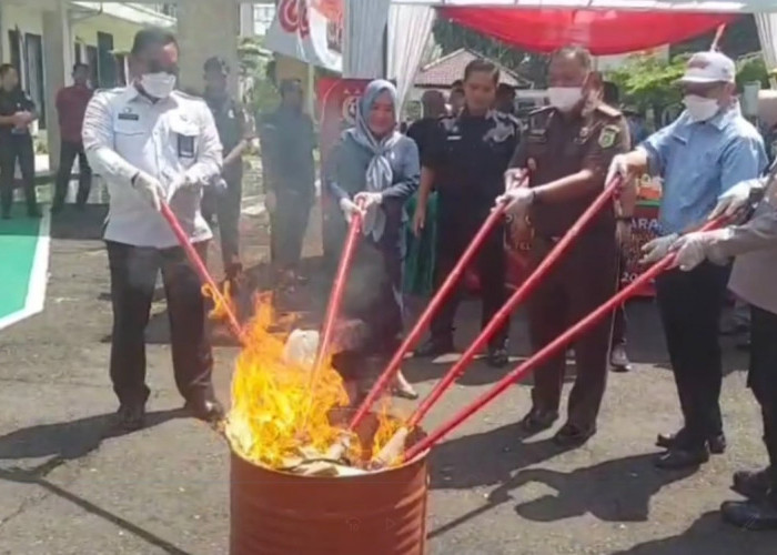 Kejari Banjar Musnahkan Barang Bukti Puluhan Perkara Pidana, Dilakukan Secara Terbuka Disaksikan Forkopimda