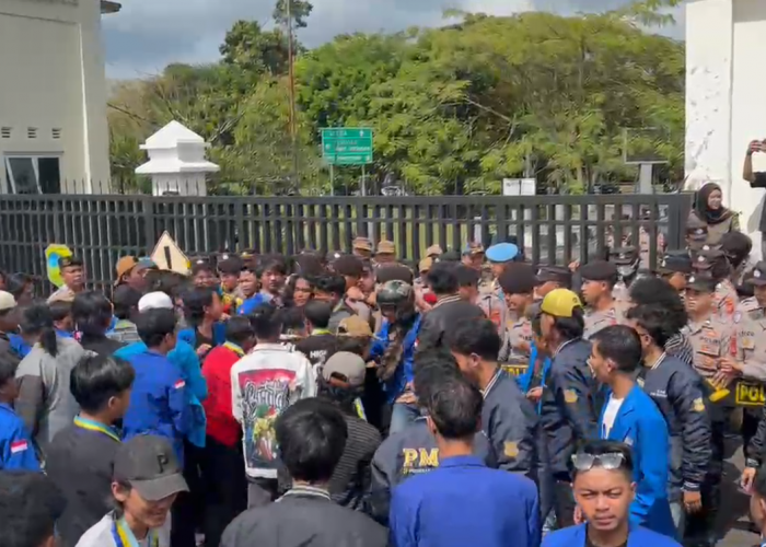 Geruduk Kantor Bupati Tasik, PMII Sampaikan 4 Tuntutan, Pemerintahan Baru Diminta Komitmen Bereskan Masalah