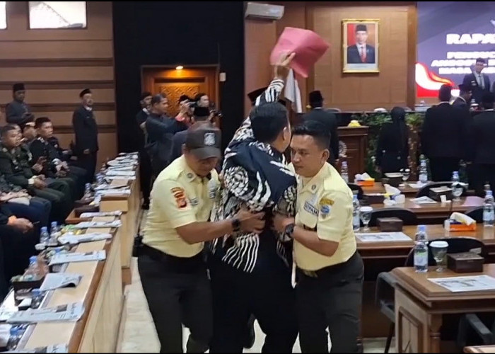 Sempat Diwarnai Aksi Saling Dorong, Pelantikan Anggota DPRD Kota Tasik di Demo Mahasiswa