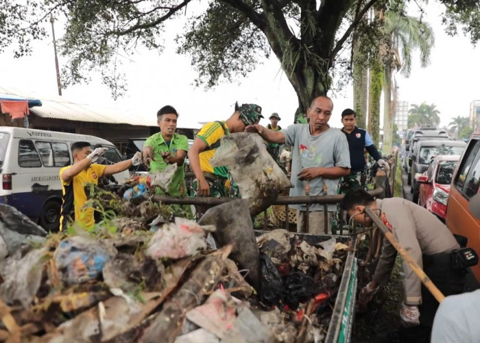 Wujudkan Tasik Resik, Ratusan Personel Bersihkan Pasar Cikurubuk: Peduli Kenyamanan Pedagang dan Pengunjung