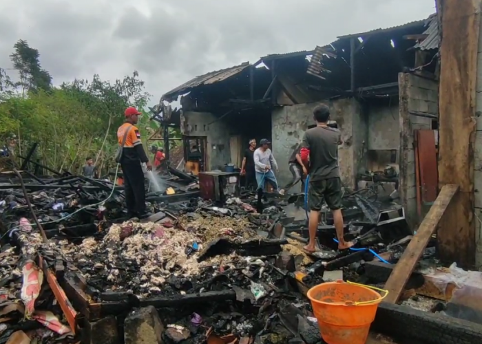Rumah Warga Di Cigalontang Ludes Terbakar, Kerugian Ditaksir Mencapai Ratusan Juta Rupiah