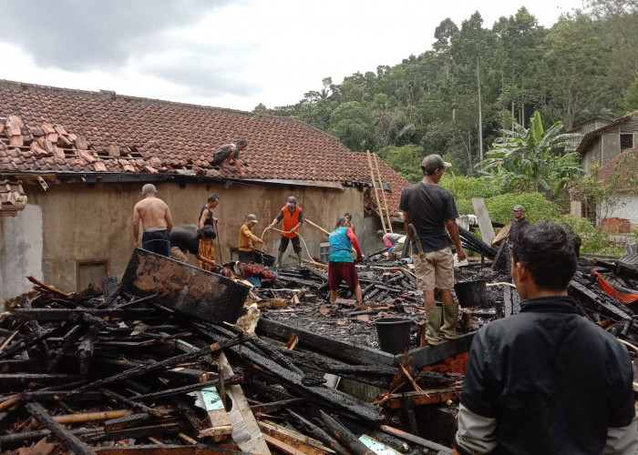 Kebakaran, Rumah Isah Warga Pangligaran Kabupaten Ciamis Nyaris Rata Dengan Tanah, Kerugian Capai Rp 50 Juta