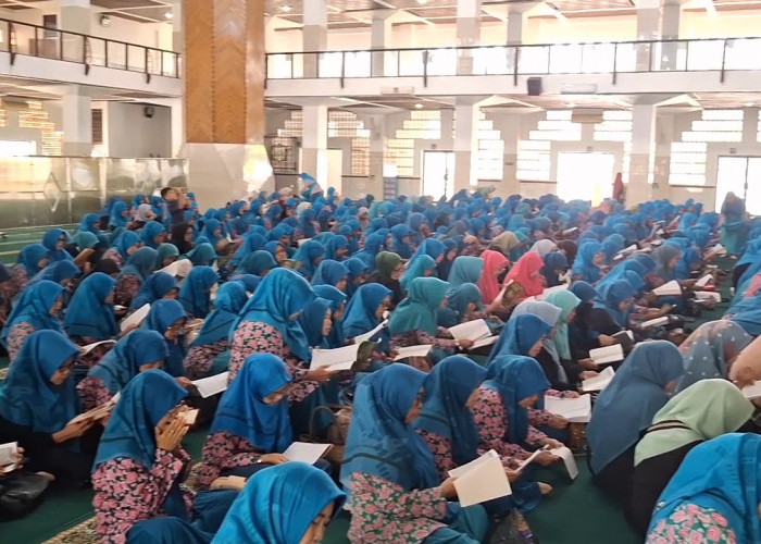 BKMM Kota Tasikmalaya Isi Ramadan dengan Berbagi Pakaian Gratis, Ajarkan Ibu-Ibu Pengajian Saling Berbag