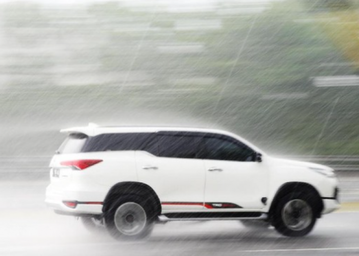Membilas Mobil Setelah Diguyur Hujan Bikin Mobil Lebih Awet? Cek Fakta-Faktanya Dibawah Ini... 