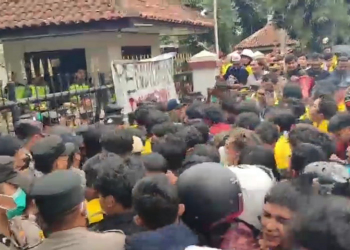 Aksi “Indonesia Gelap” di Kota Tasik Memakan Korban, Sejumlah Massa Aksi dan Polisi Dapat Perawatan Medis