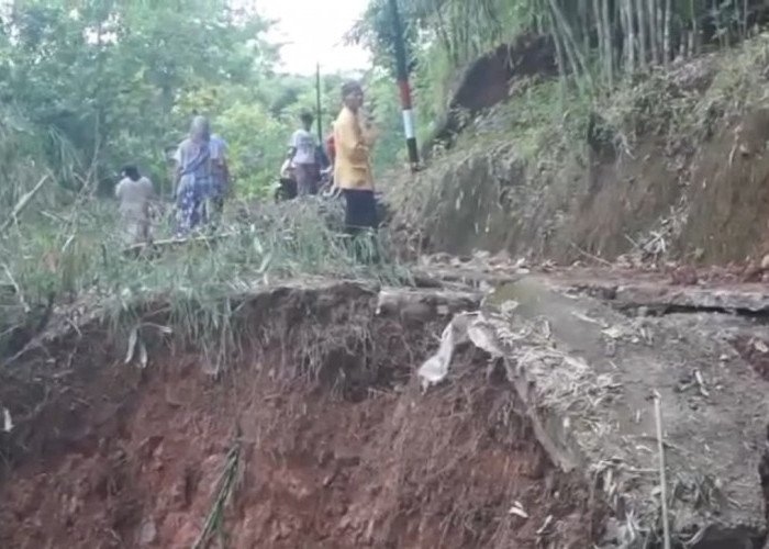 Jalan Desa di Bojonggambir Amblas Sedalam 1,5 Meter, Putus Akses 2 Desa dan Ancam Enam Rumah Warga