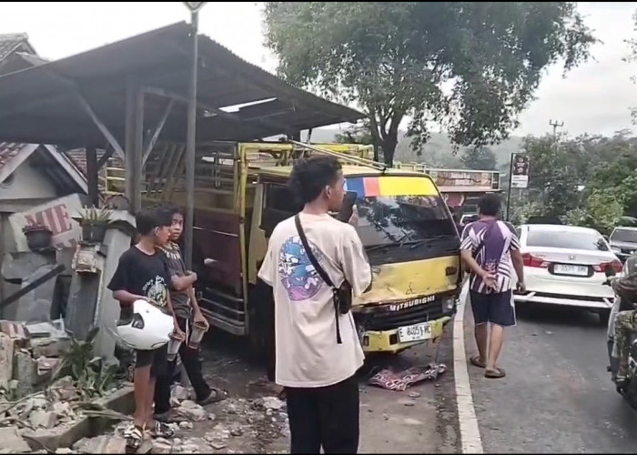 Diduga Hilang Kendali, Truk Tabrak Pagar dan Warung, Begini Kronologinya