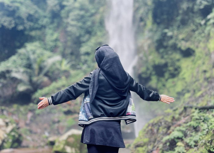 Intip Keindahan Curug Badak Batu Hanoman, Surga Tersembunyi di Kaki Gunung Sawal