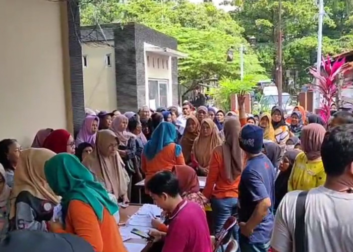 Ratusan Warga Rela Antre Berjam-Jam Demi 20 KG Beras, Bantuan Pangan Kini Diserahkan Oleh Pihak Kelurahan