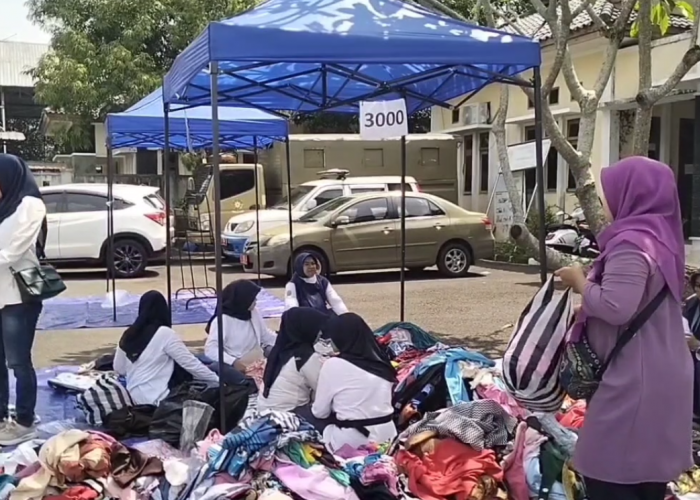 Bazar Pakaian Bekas TP PKK Kota Banjar Diserbu Pembeli, Hasil Penjualan Disalurkan Untuk Kaum Dhuafa 