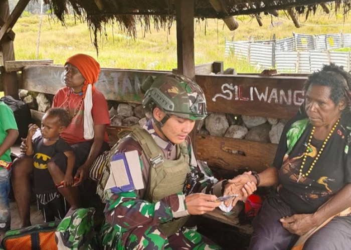 Prajurit Buaya Putih Kostrad Berikan Pelayanan Kesehatan Masyarakat Papua