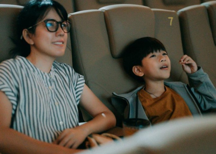 Jangan Asal Menonton, Dampingi Anak Memilih Film yang Sesuai Usianya