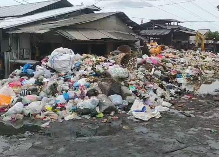 Armada Masuk Bengkel, Sampah di TPS Pasar Cikurubuk Numpuk, Pengangkutan Ditargetkan Rampung pada Jumat