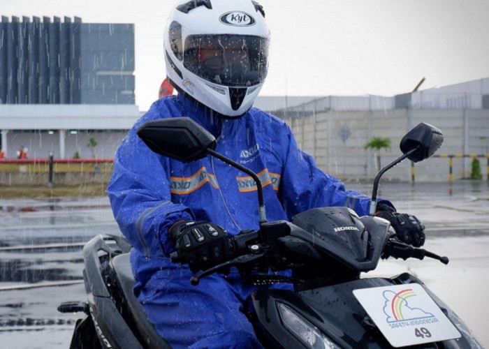 Musim Hujan Bikin Jalan Lebih Berisiko, Pengendara Motor Perlu Perhatikan Hal Ini
