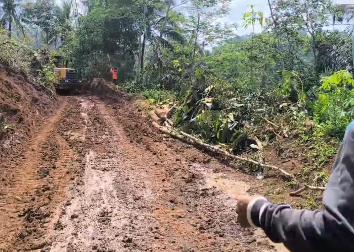 Longsor Tutup Akses Jalan Empat Desa di Cigalontang, Warga Bersihkan Material Longsor Pakai Alat Manual