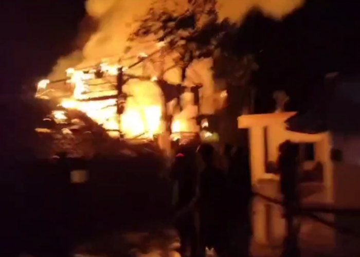 Dua Rumah Ludes Terbakar, 7 Orang Terpaksa Mengungsi, Penyebab Kebakaran Diduga Kuat Karena ini... 