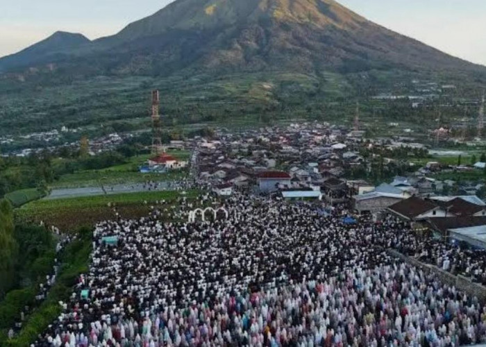 Khusyuk di Alam Pegunungan: Salat Id di Basecamp Sumbing Garung dengan Panorama Gunung Sindoro.