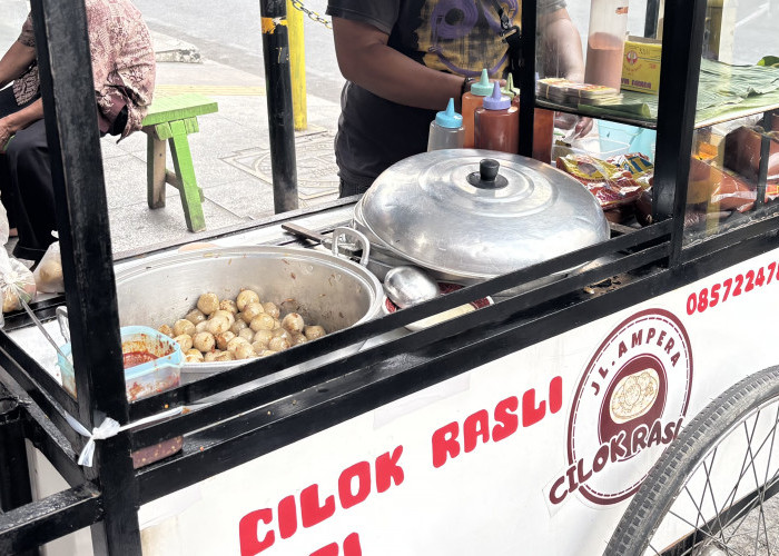 Dikukus dengan Taburan Bawang Goreng, Cilok Rasli di HZ Mustofa Punya Rasa yang Berbeda