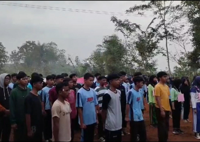 Siswa Baru SMK Yayasan Islam Tasikmalaya Diajarkan Hidup Mandiri Lewat Perkemahan