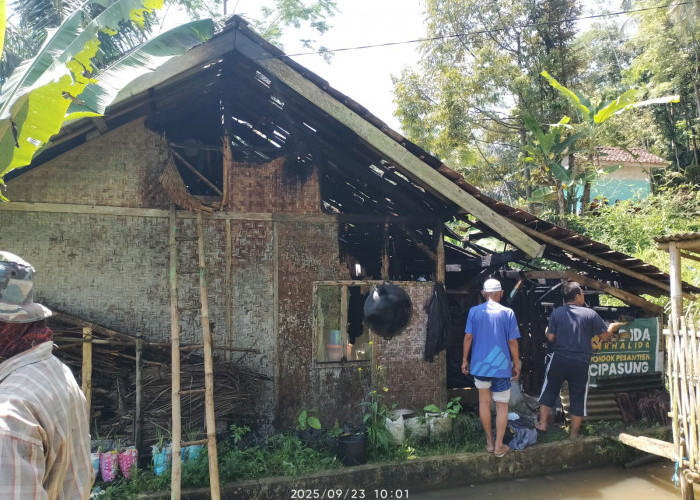 Sebuah Rumah di Kampung Babakan Kulon Cigalontang Ludes Terbakar, ini Penyebabnya....