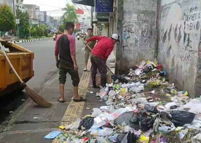 Trotoar Jalan HZ Dipenuhi Sampah, Petugas Lembur, Pengangkutan Sampah di TPS Liar Tanpa Henti