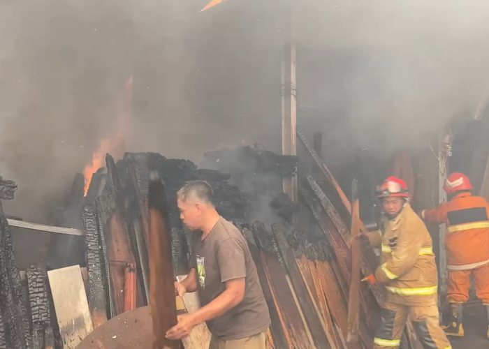 Ditinggal Libur, Pabrik Kayu di Jalan Leuwi Anyar Terbakar, Penyebab Kebakaran Diduga Kuat Berasal dari Oven 