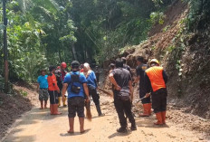 Tebing Longsor, Jalur Tasik-Pangandaran Sempat Terganggu, Material Tanah Tutupi Badan Jalan di Karangjaya