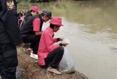 Kader PDIP Banjar Tabur Benih Ikan di Sungai Citanduy, Merawat Ibu Pertiwi Upaya Jaga Kelestarian Alam 