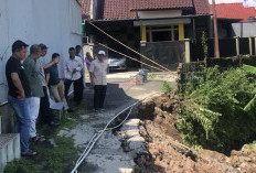 Ketua DPRD Kota Tasikmalaya Tinjau Lokasi Ambruknya Tembok Perum Almina Regency, Upayakan Perbaikan