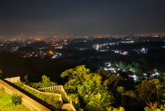 Melihat Gemerlap Cisayong dari Ketinggian, Saung Pasir Angin Tawarkan Panorama Malam yang Memikat