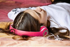 Tidur Pakai Headset? Waspadai Risiko Gangguan Pendengaran hingga Kualitas Tidur Menurun