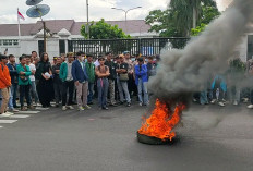Aliansi BEM Soroti Satu Tahun Kepemimpinan Viman-Diky, Aksi Memanas Saat Massa Aksi Tak Ditemui Wali Kota