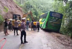 Tebing Setinggi Sepuluh Meter di Salawu Longsor, Jalur Tasik-Garut Sempat Lumpuh 