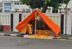 Warga Kritik Keberpihakan Wali Kota Pada Perlindungan Lahan, Pasang Spanduk hingga Tenda di Depan Kantor Wali 