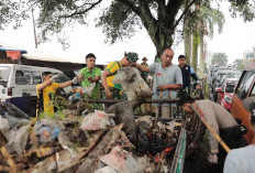Wujudkan Tasik Resik, Ratusan Personel Bersihkan Pasar Cikurubuk: Peduli Kenyamanan Pedagang dan Pengunjung