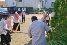 Pegawai Dinas LH Bersih-Bersih Sebelum Masuk Kerja, Instruksi Presiden Untuk Membentuk Kesadaran Masyarakat