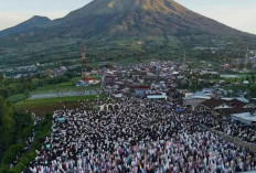 Khusyuk di Alam Pegunungan: Salat Id di Basecamp Sumbing Garung dengan Panorama Gunung Sindoro.