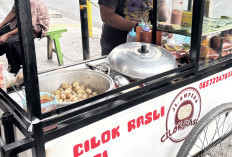 Dikukus dengan Taburan Bawang Goreng, Cilok Rasli di HZ Mustofa Punya Rasa yang Berbeda