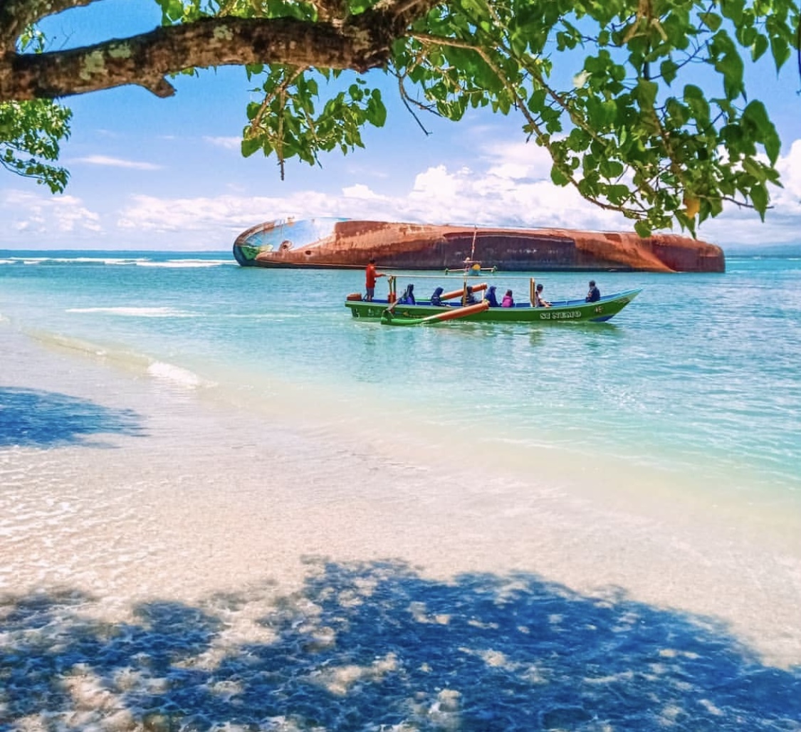 Pasir Putih Pangandaran, Ada Bangkai Kapal Asing Di Pantai Ini!