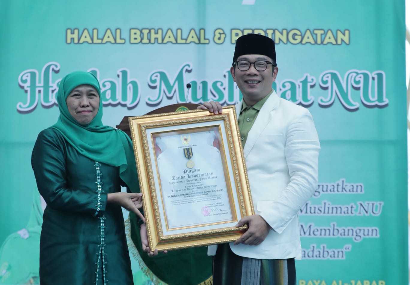 Ridwan Kamil Terima Penghargaan Jer Basuki Mawa Beya Atas Desain Masjid Raya Islamic Center Jatim