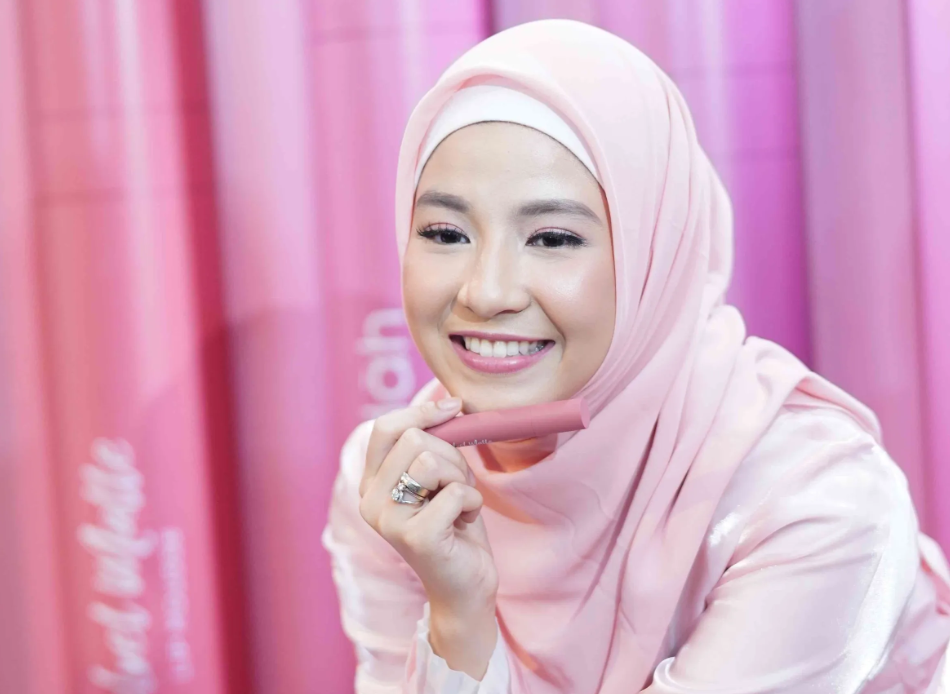 8 Rekomendasi Lipstik Natural Bagi Mahasiwa, Siap Cantikan Harimu!