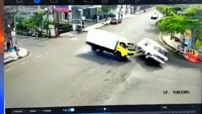 Ngeri, Ambulans Pembawa Bayi Terguling Dihantam Mobil Box