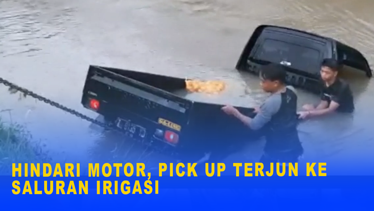 HINDARI MOTOR, PICK UP TERJUN KE SALURAN IRIGASI