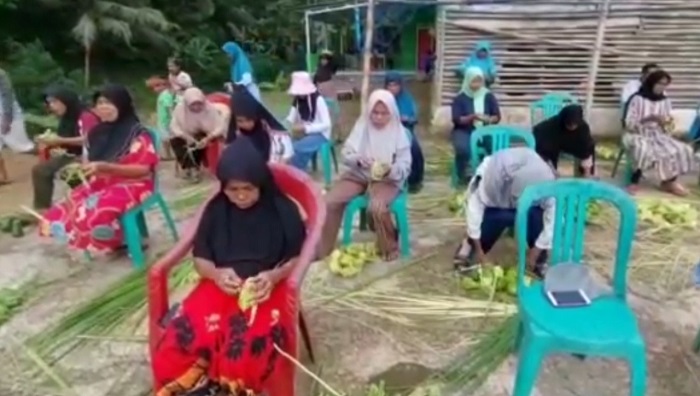 Tradisi Ramadan, Warga Gelar Lomba Membuat Cangkang Ketupat