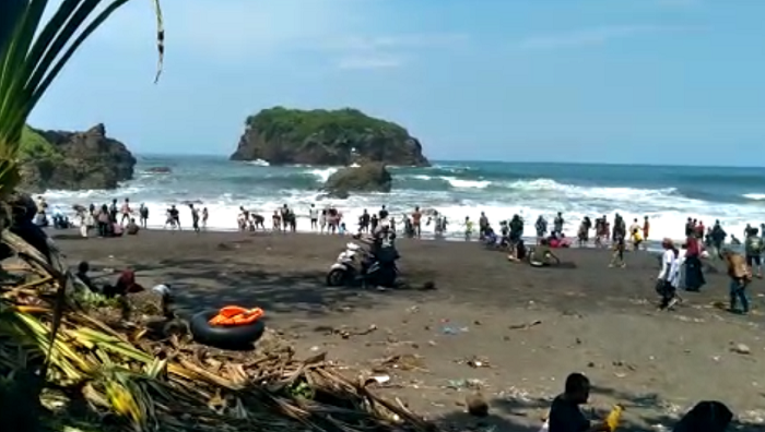 Libur Lebaran, Pantai Karang Tawulan Padat Pengunjung