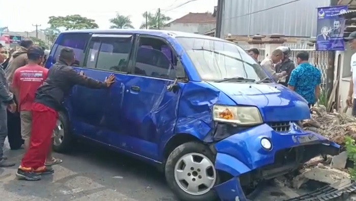 Mobil Operasional Dinas KB Ciamis Tabrak Mobil Warga