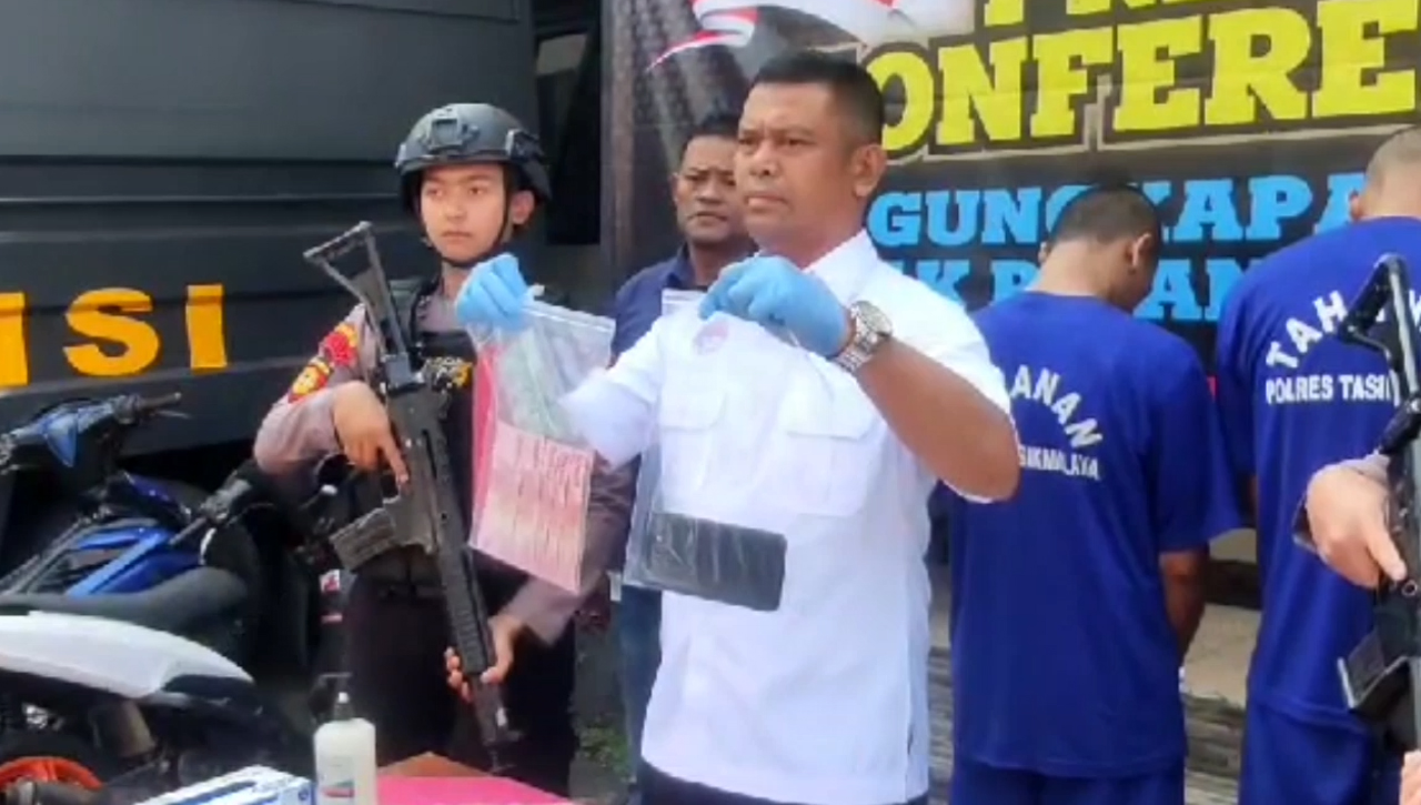 Penjual Obat Terlarang Dengan Cara Dilempar Diciduk Polisi