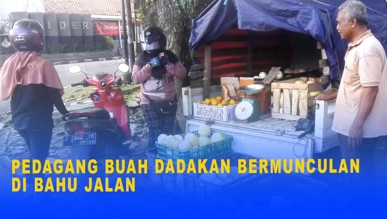 PEDAGANG BUAH DADAKAN BERMUNCULAN DI BAHU JALAN