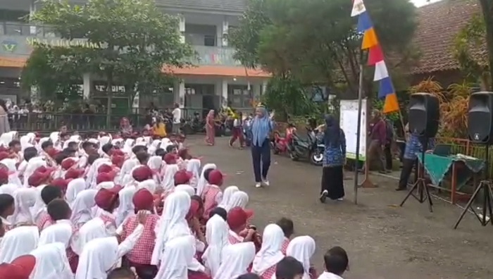 Sambut Siswa Baru, Guru Kenakan Pakaian Beragam Profesi